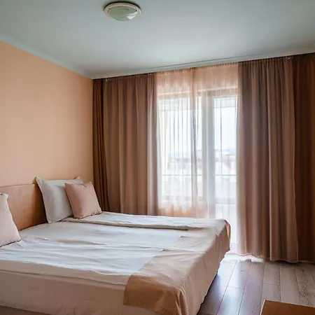 Perla Plaza מלון 3*