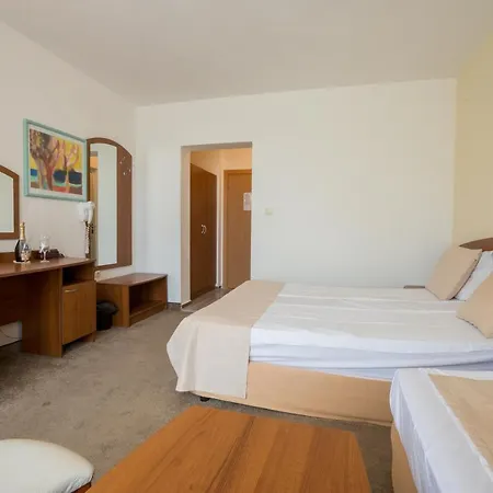 מלון Perla Plaza 3*