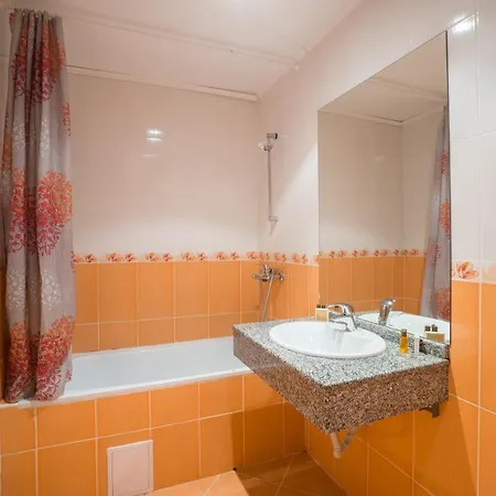 מלון Perla Plaza 3*