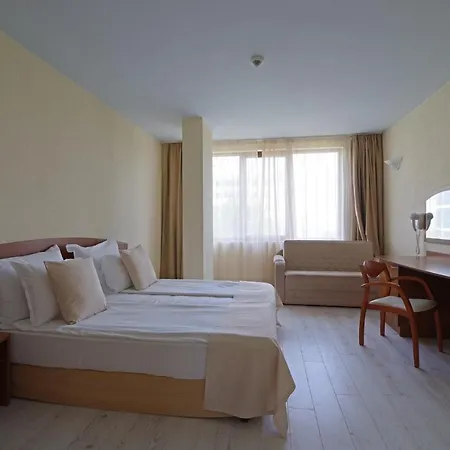 מלון Perla Plaza 3*