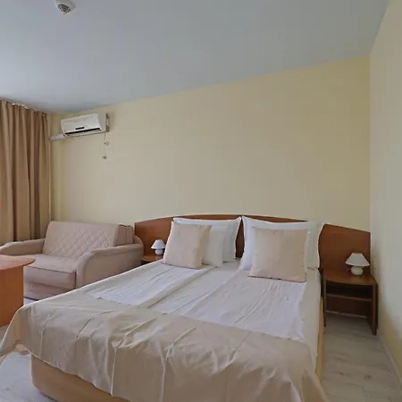 מלון Perla Plaza 3*